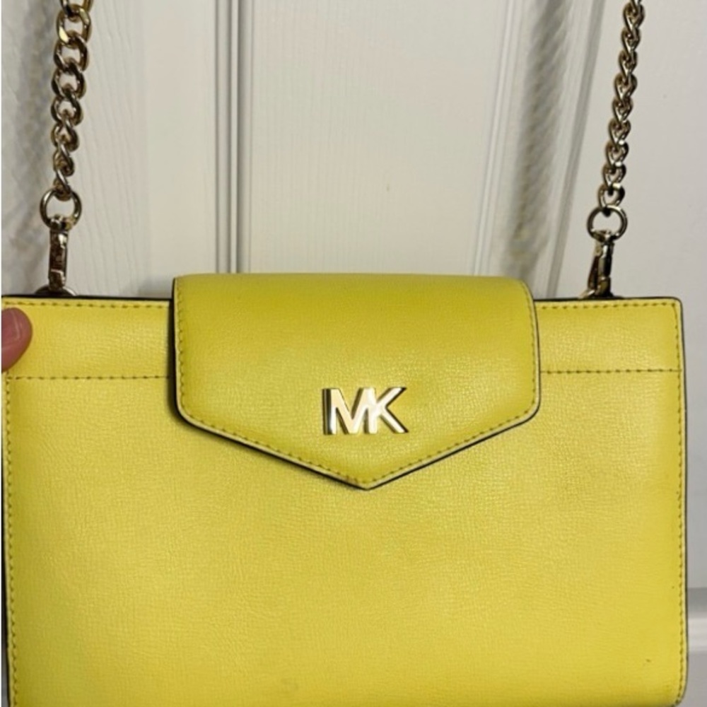 Michael Kors Crossbody . Bright Yellow. Gold Tone Hardware.